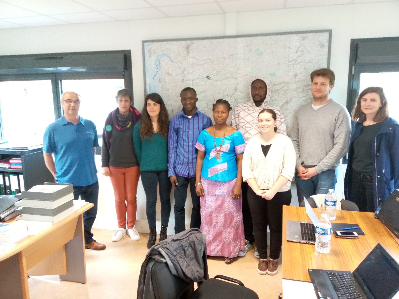 Photo avec la délégation au Syndicat du SAGE Côtiers Ouest Cotentin