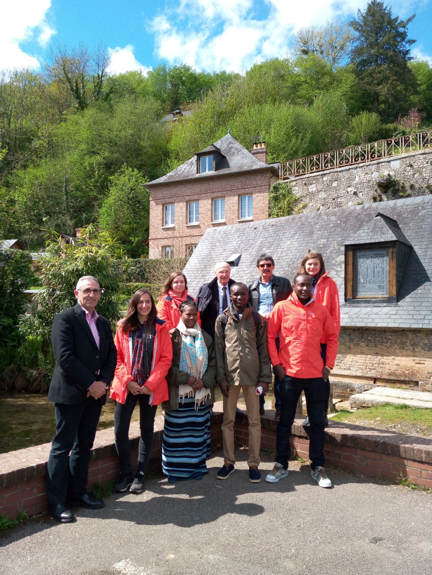 Photo avec la délégation à la source de l’Austreberthe