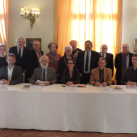 Remise de l'arrêté d'approbation du SAGE Charente par la secrétaire générale de le Préfecture de la Charente au Président de la CLE Charente